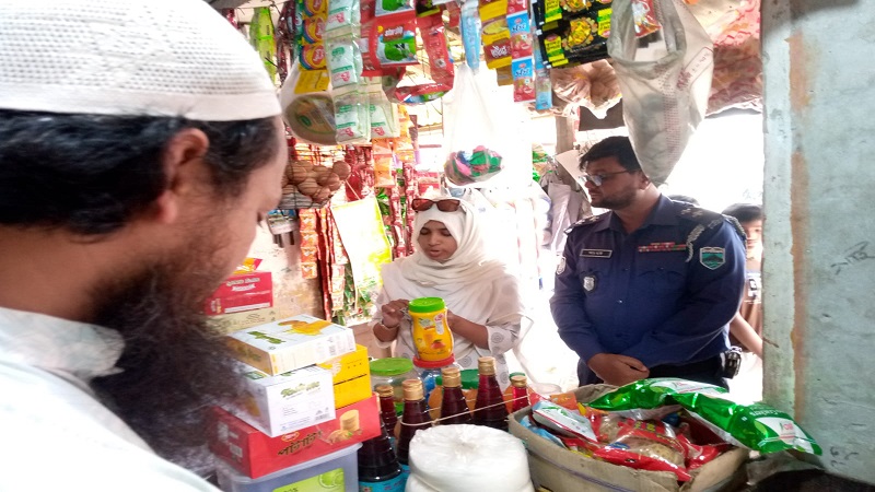 নাচোলে দুই মুদি দোকনদারকে অর্থদন্ড